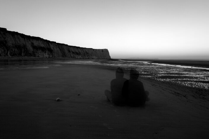assis sur la plage loneliness